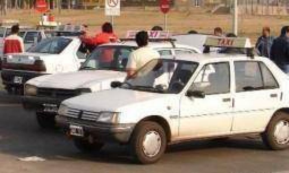 Con cortes de calles, los taxistas presionan por aumento de tarifas