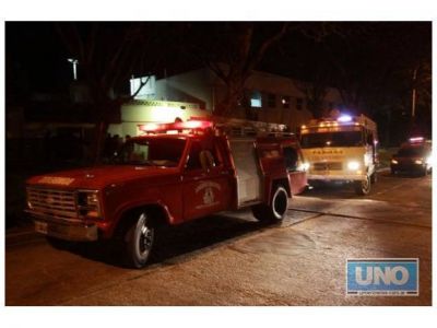 Incendiaron dos autos en barrio Paran� XIV