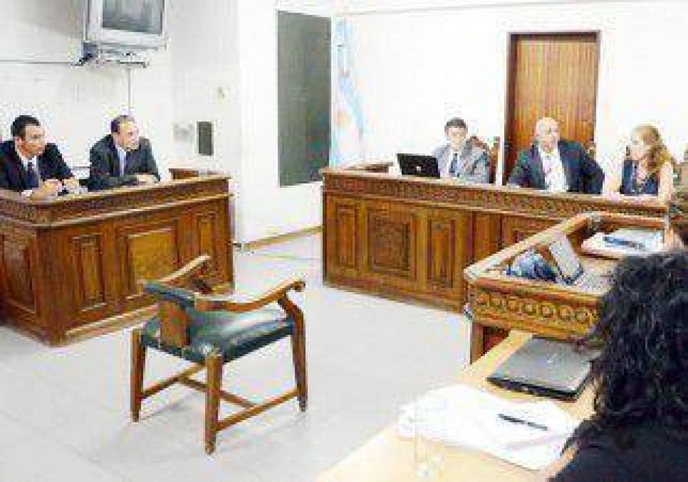 Claudio Salas se golpe� la cabeza y posterg� para hoy el inicio del juicio 